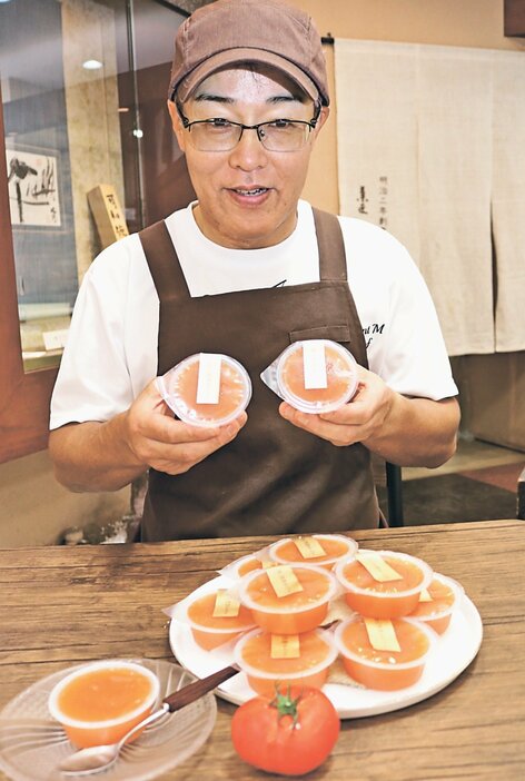 深層水トマトを使ったゼリーを手にする中村さん