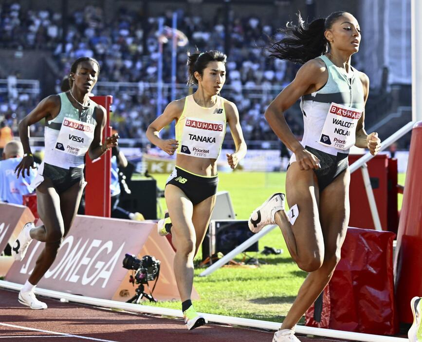 女子1500メートルで力走する田中希実（中央）＝ストックホルム（TT　News　Agency提供・AP＝共同）