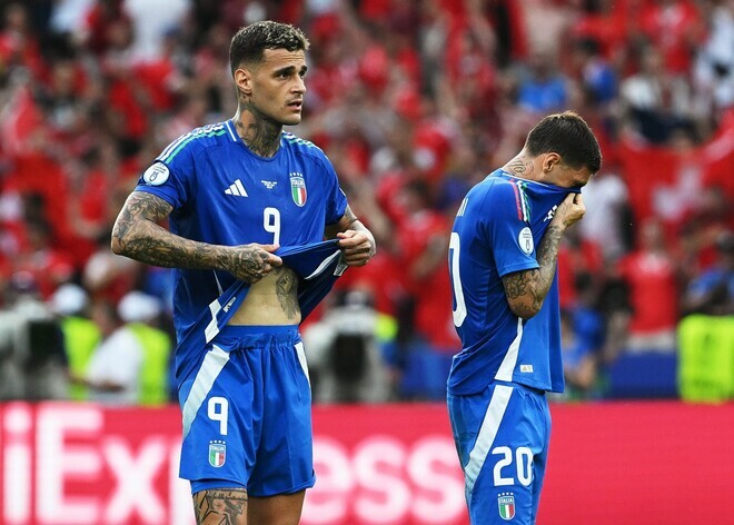 完敗に茫然とするイタリアの選手たち。(C)Getty Images