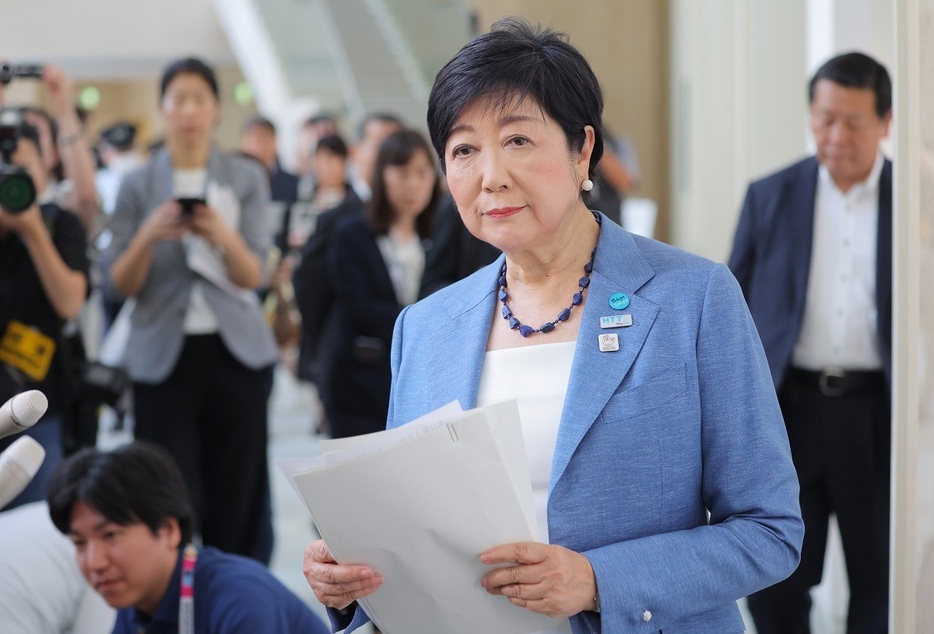 都知事選へ出馬表明し取材に応じる小池百合子都知事（写真：日刊現代/アフロ）