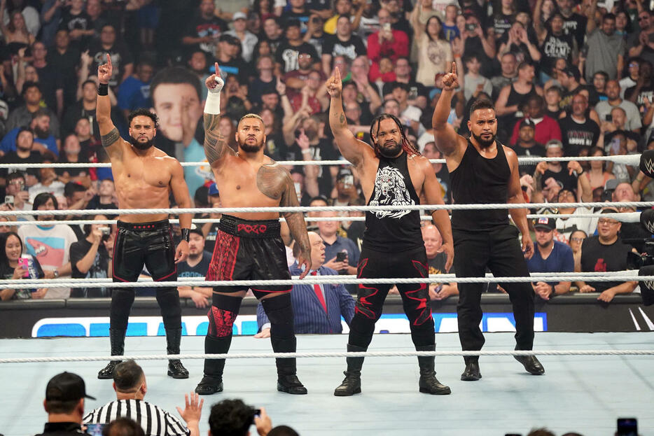 「ザ・ブラッドライン」に加入したジェイコブ・ファトゥ（左から3番目）。タンガ・ロア（左端）ソロ・シコア（同2番目）タマ・トンガとポーズ（C）WWE