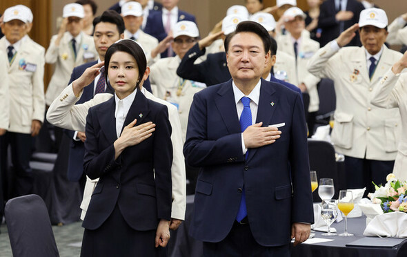 尹錫悦大統領と夫人のキム・ゴンヒ女史が25日、大邱EXCOで開かれた「朝鮮戦争参戦英雄招請慰労宴」に出席し、国旗に礼をしている＝大統領室通信写真記者団