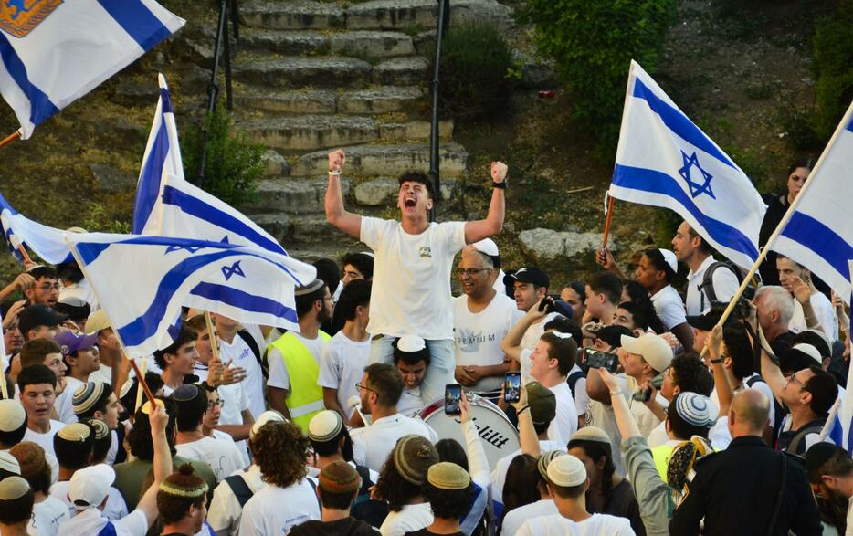 エルサレムの旧市街入り口に集まったユダヤ教徒たち＝5日（共同）