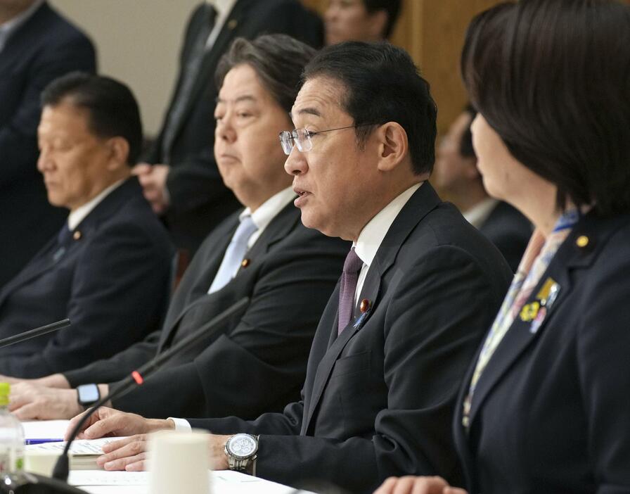 国家戦略特区諮問会議であいさつする岸田首相（右から2人目）＝4日午後、首相官邸