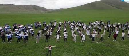 草原に1000人近くの「大学生予備生（高校卒業生）」が招かれた特別な卒業式（提供写真）。