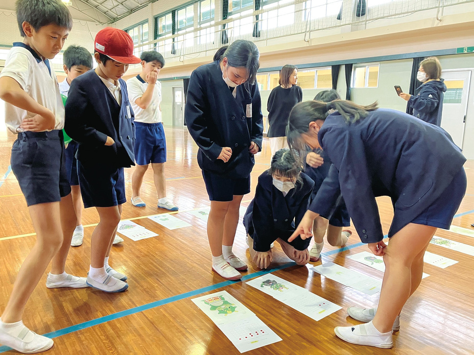 辰（たつ）年生まれの町内の児童らが投票した、大勝小学校での選考の様子（提供写真）