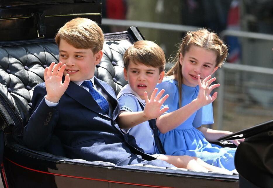 左からジョージ王子、ルイ王子、シャーロット王女（写真は2022年のトゥルーピング・ザ・カラーより）