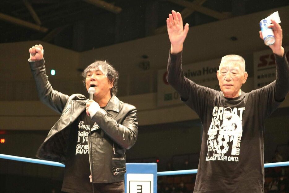 今年１月、史上最高齢電流爆破マッチに出場した際のグレート小鹿（右）と大仁田厚