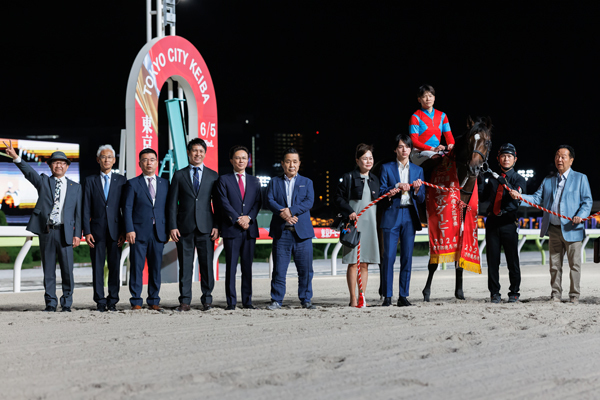 優勝馬ラムジェットの口取り