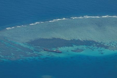 　６月１９日、昨年２月にフィリピン大統領府の危機管理室に集まった政府高官は、数日前に撮影された写真を前に厳しい選択を迫られていた。写真はセカンド・トーマス礁に座礁した古いフィリピンの軍艦。２０２３年３月撮影（２０２４年　ロイター/Eloisa Lopez)