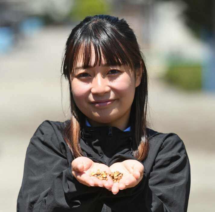 田中博厩舎特製のグラノールを食べる栗栖記者