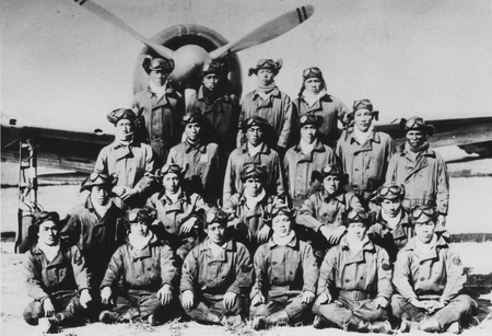 昭和16年、真珠湾攻撃前の空母翔鶴の零戦搭乗員たち。前列左から2人目が佐々木原二飛曹