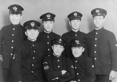 昭和18年、第一〇〇一海軍航空隊の頃。前列中央が佐々木原正夫上飛曹