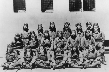 昭和17年6月、臨時に乗り組みアリューシャン作戦に参加した空母隼鷹で。前列左から3人目佐々木原正夫、中列右から3人目隼鷹飛行隊長（のち三四三空飛行長）志賀淑雄大尉