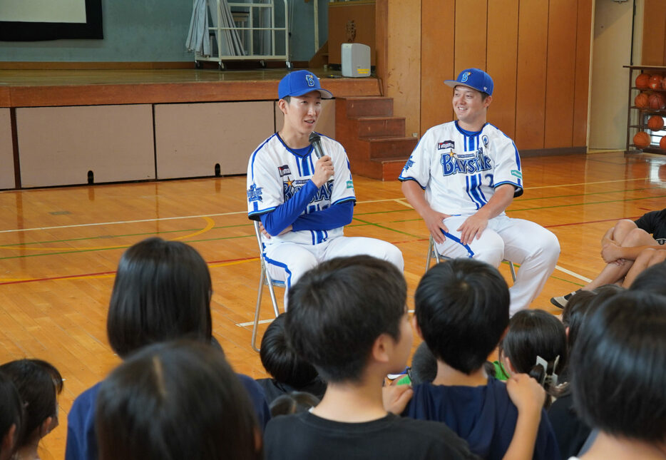 小学校を訪問した大貫晋一と牧秀悟（写真：球団提供）