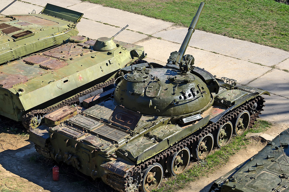 2015年5月、ロシア南部ロストフ州で屋外に置かれた冷戦時代の古いT-62戦車（vaalaa / Shutterstock.com）