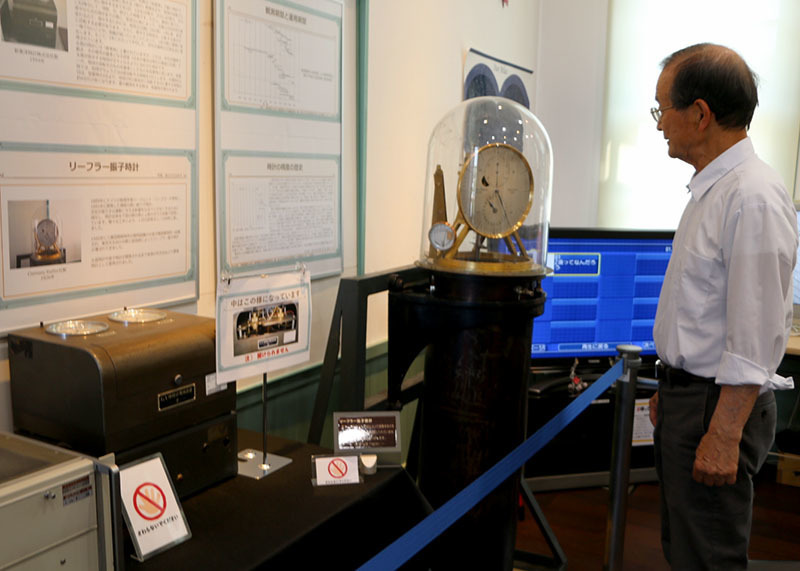 天文学研究に用いられた時計などを展示している企画展「時を知るための道具」