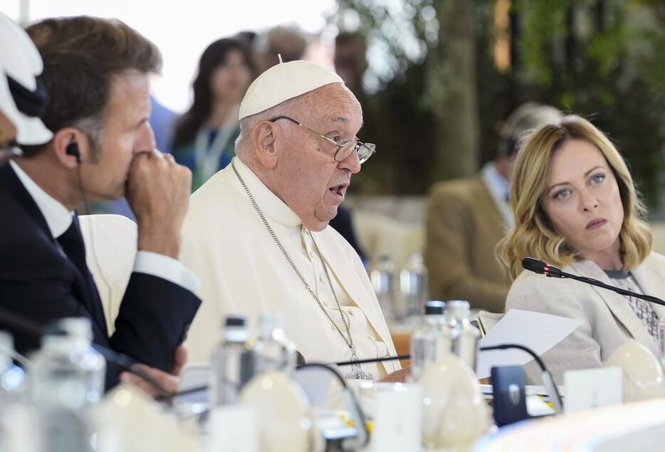 G7と招待国首脳らが出席し、開かれた拡大会合で発言するローマ教皇フランシスコ（中央）＝14日、イタリア南部プーリア州ファサーノ（AP＝共同）