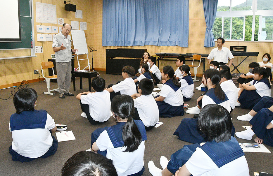 ハンセン病患者家族の赤塚興一さん（左上）の講話もあったハンセン病の学習会＝8日、鹿児島県奄美市笠利町