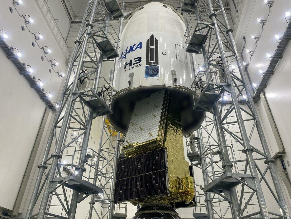 フェアリング収缶作業中の先進レーダ衛星「だいち4号（ALOS-4）」。2024年6月20日撮影