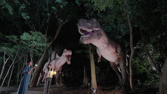 芝政ワールドの「恐竜の森」、ナイトアトラクション「恐竜の森ナイトツアー」を7月13日に開始