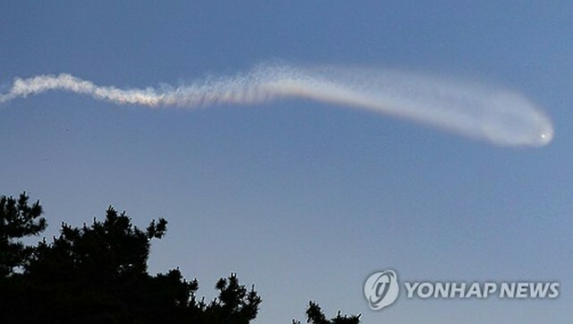 韓国北西部・仁川の大延坪島で確認された北朝鮮の弾道ミサイルとみられる飛翔（ひしょう）体＝26日、延坪島（聯合ニュース）