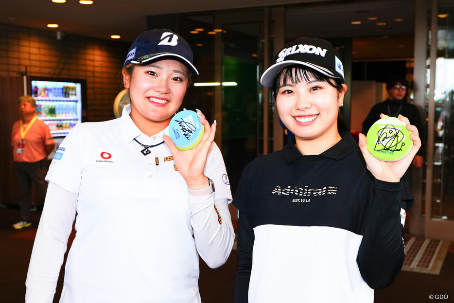 桑木志帆（左）と尾関彩美悠。ファン対応の合間にパシャリ