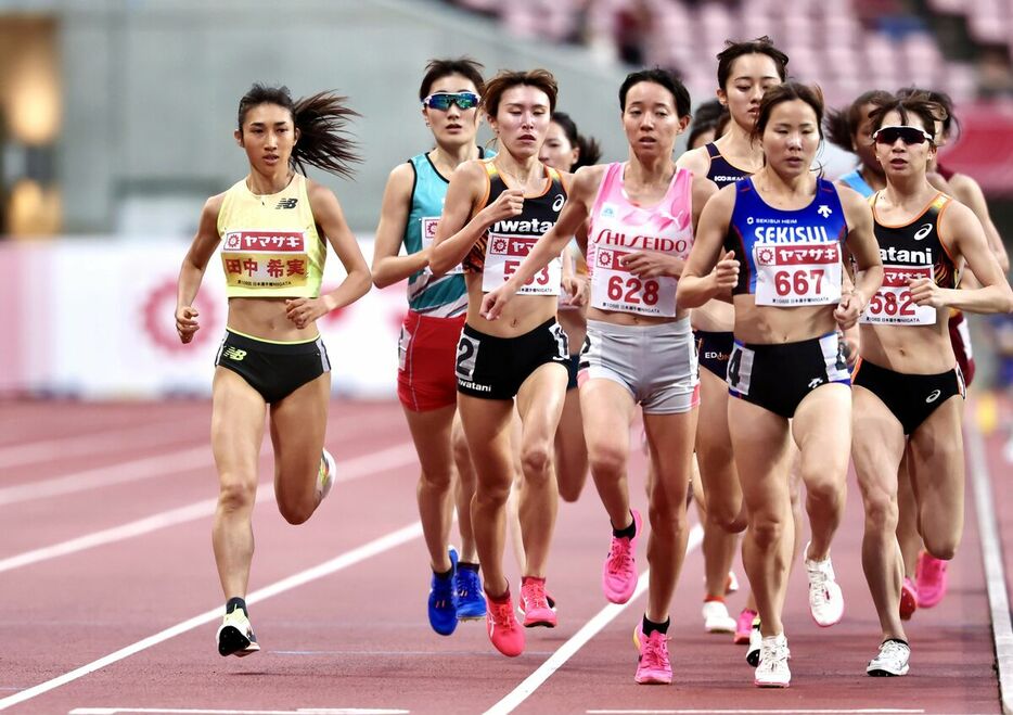 女子１５００メートル予選で力走する田中希実(カメラ・小林　泰斗)