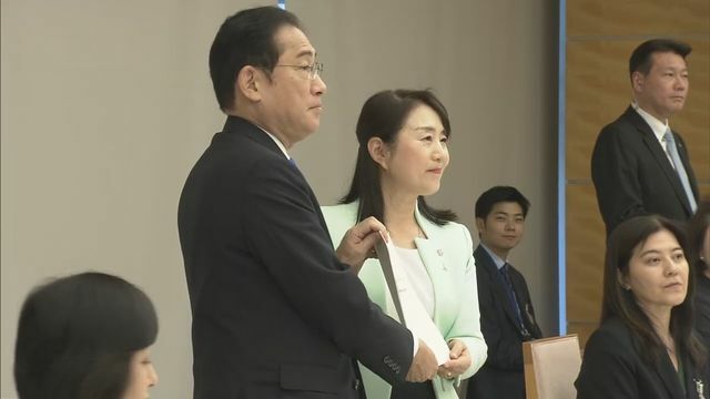 女性の職業生活における活躍推進プロジェクトチーム　　岸田総理に中間取りまとめを手渡す矢田稚子座長（総理大臣補佐官）