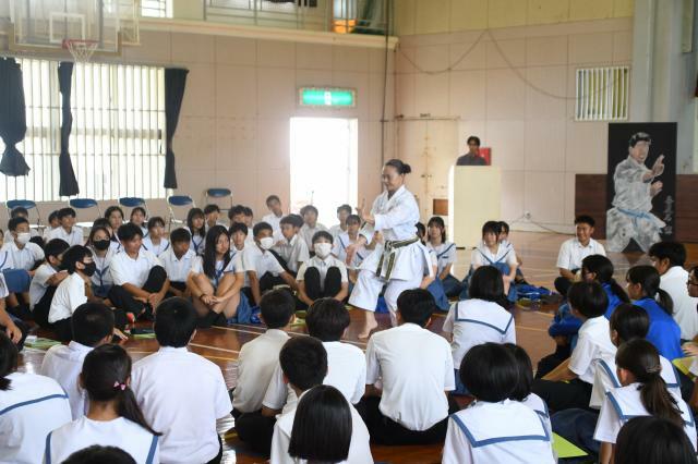 生徒たちの前で形を披露する豊見城さん＝14日 久松中学校体育館