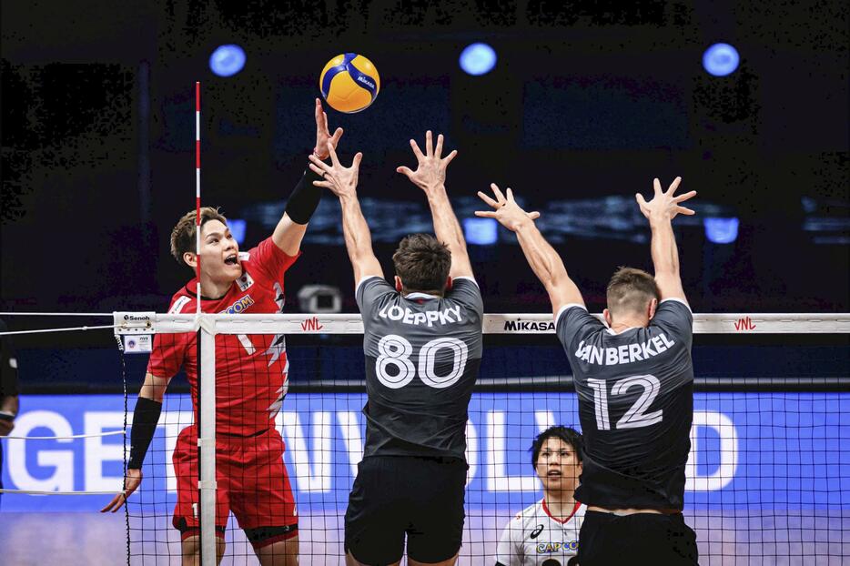 準々決勝のカナダ戦でボールを押し込む日本の西田（左）＝ウッジ（Volleyball　World提供・共同）