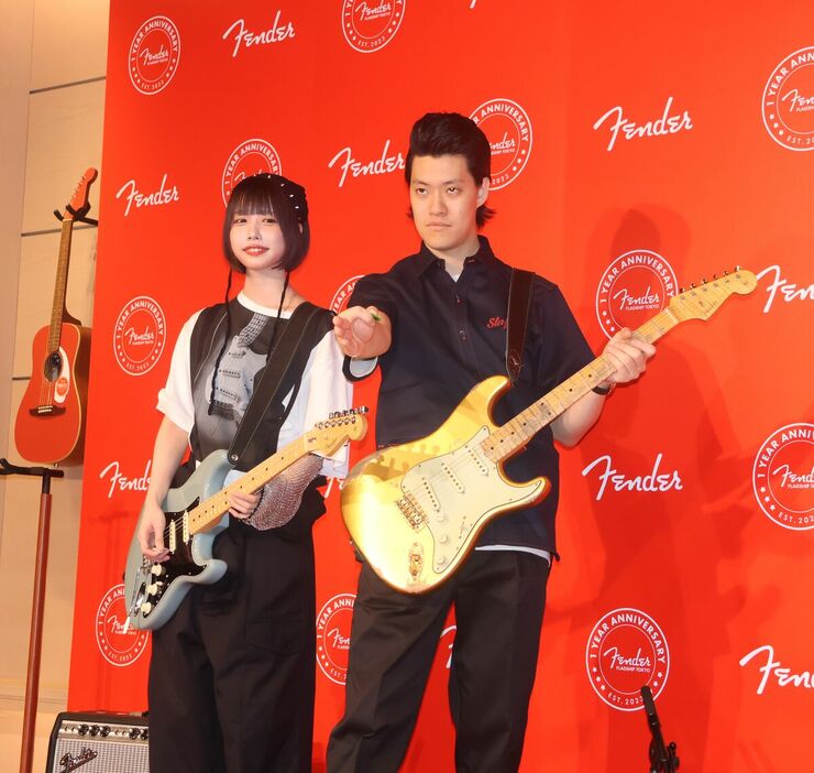 「Fender　Flagship　Tokyo　１日店長就任式」に出席したあのちゃん（左）と粗品