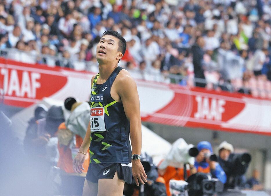 男子100メートル決勝　タイムを見ながら引き揚げる桐生祥秀