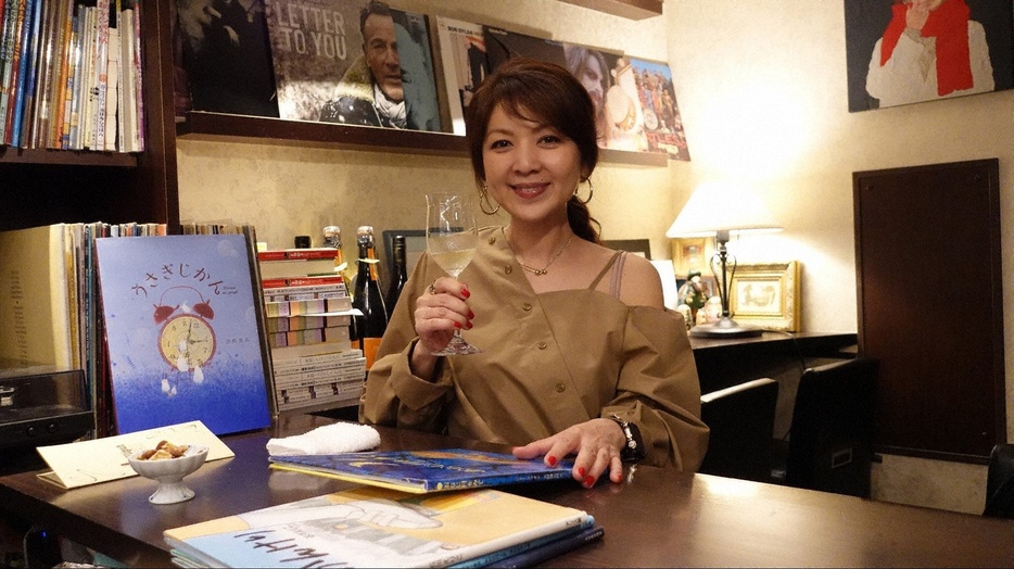 飯島直子が本の街・神保町で“絵本の読み聞かせ”に挑戦