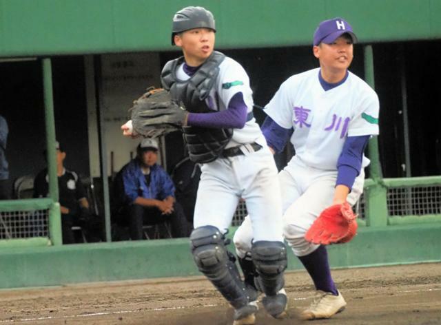 東川の草野投手（右）と塚田捕手。投手と捕手を交代しながらプレーした=旭川スタルヒン