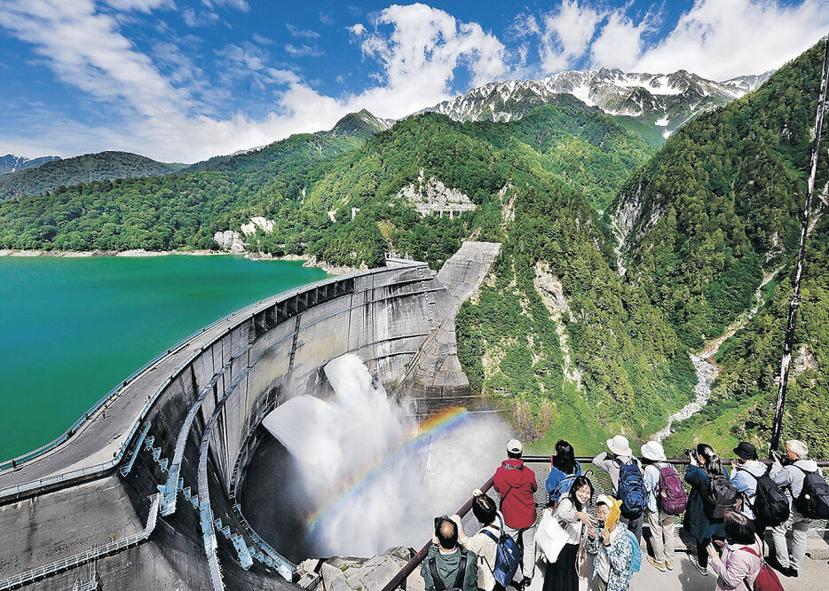 日本最大級のアーチ式ダムから噴き出す放水を楽しむ観光客＝立山町の黒部ダム