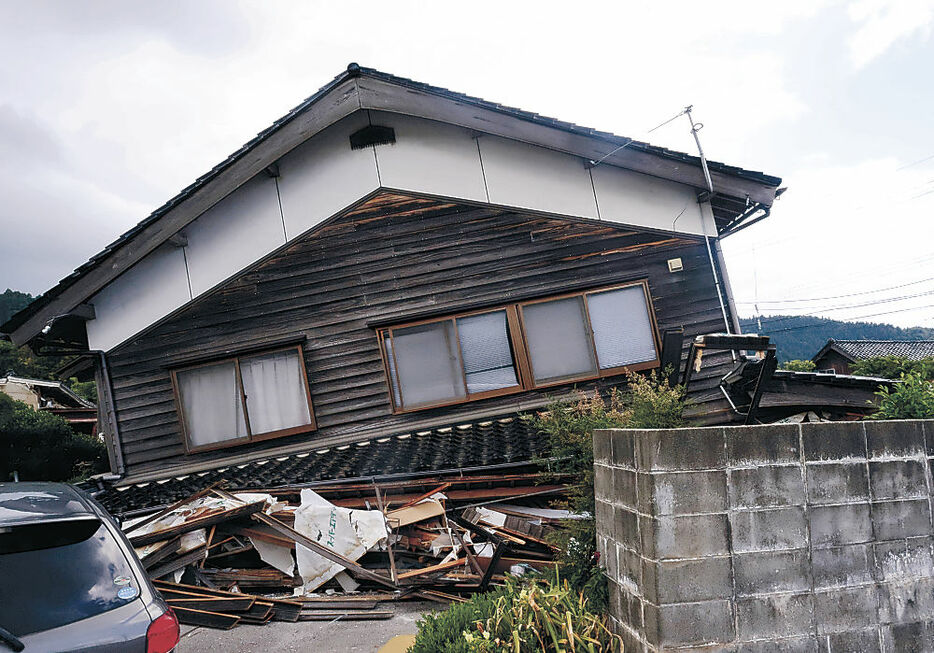 ３日の地震で倒壊した木造２階建て家屋＝輪島市町野町東大野