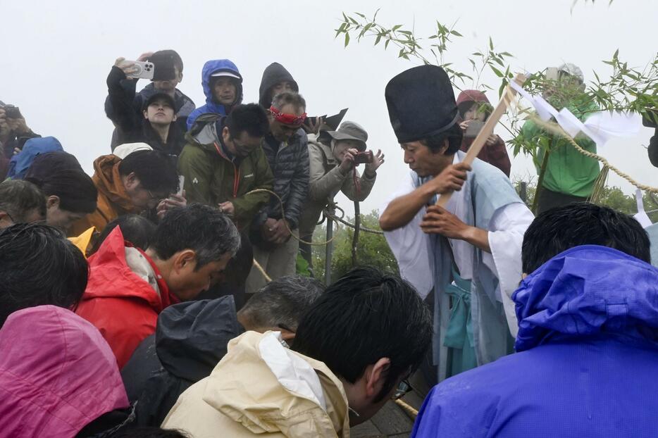 鳥取県・大山で行われた夏山開きの神事「山頂祭」＝2日午前