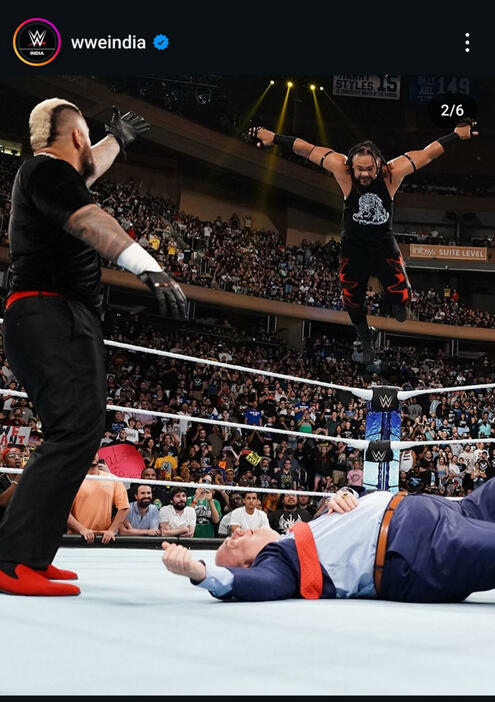 ソロ・シコア（左端）の指示で、ポール・ヘイマン（下）に向けてダイビングヘッドパットを狙うジェイコブ・ファトゥ（WWEインド公式インスタグラムから）