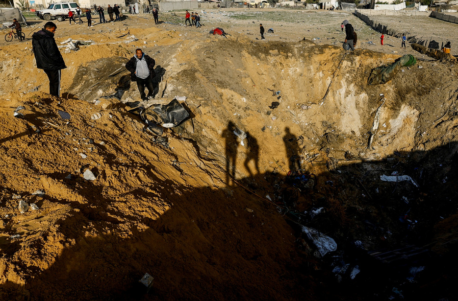 　米政府はイスラエルとの間で、５００ポンド爆弾の輸送再開について協議を続けている。米政府高官の１人が６月２７日明らかにした。写真はイスラエルの攻撃で破壊された、パレスチナ自治区ガザ地区南部ラファの様子。２月１８日撮影（２０２４年　ロイター/Mohammed Salem）