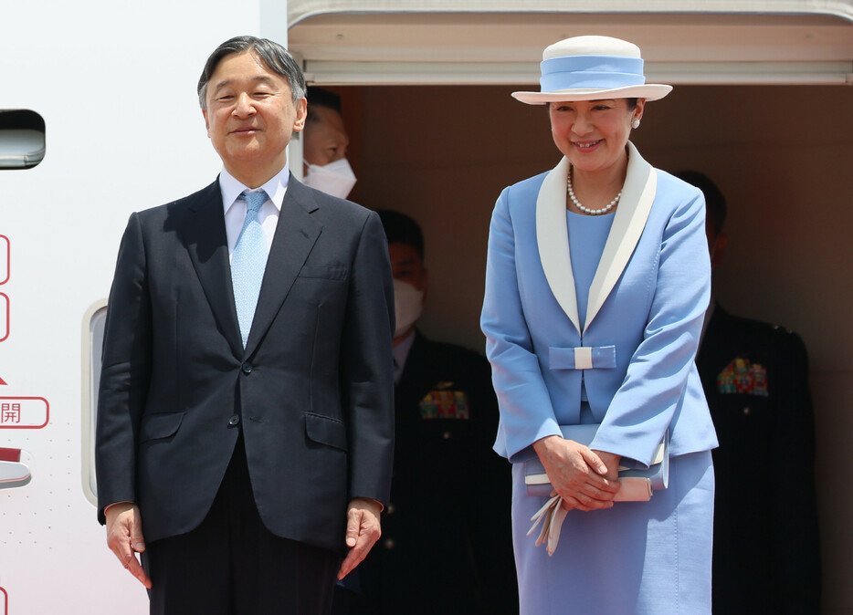 英国公式訪問へ向かわれる天皇、皇后両陛下＝２２日午前、東京・羽田空港