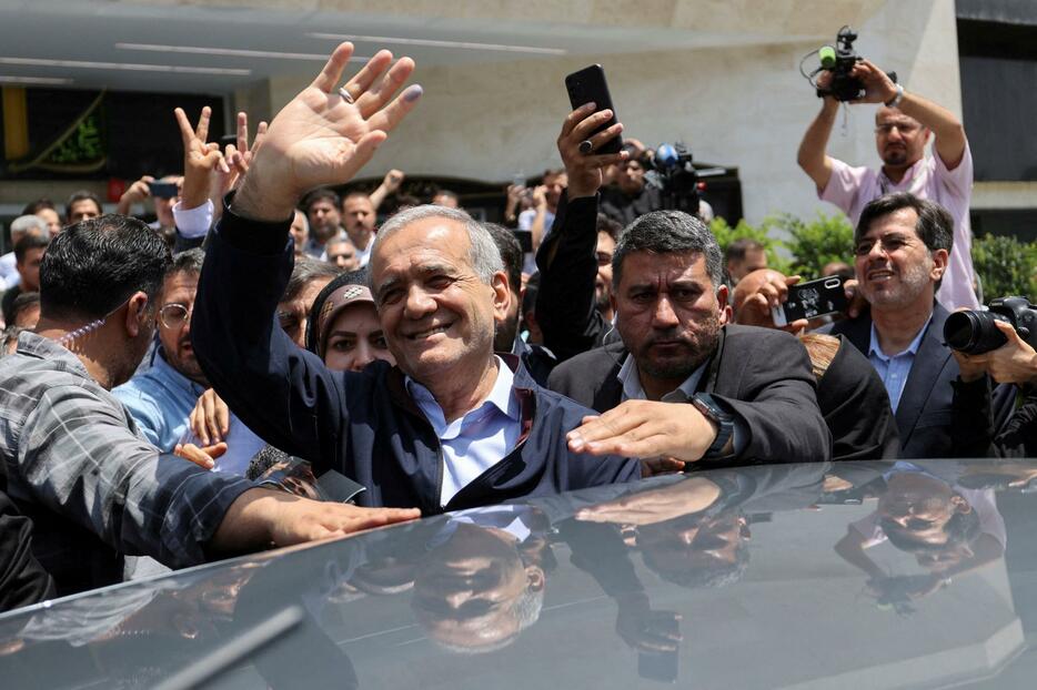 イランのテヘランで支持者に手を振るペゼシュキアン元保健相＝6月28日（ロイター＝共同）