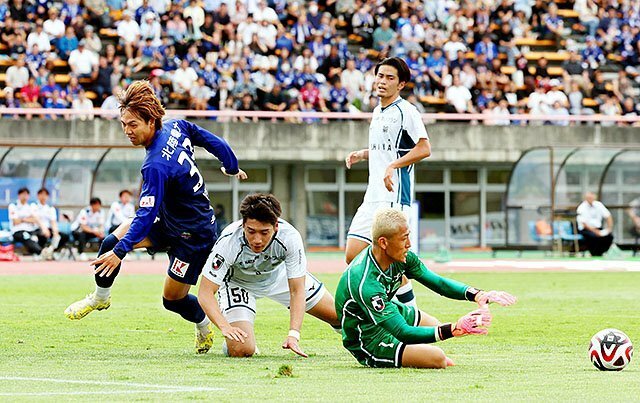 富山－札幌　前半、ゴール前のボールに高橋（左）が合わせるが、惜しくも得点のチャンスを逃す