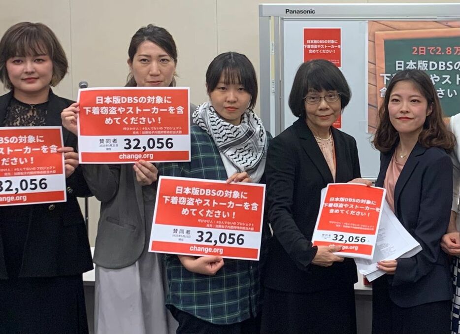 福田和子さん（右端）が署名をこども家庭庁の藤原朋子成育局長（右から2人目）に提出。5月21日、東京・千代田区で。（撮影／吉永磨美）