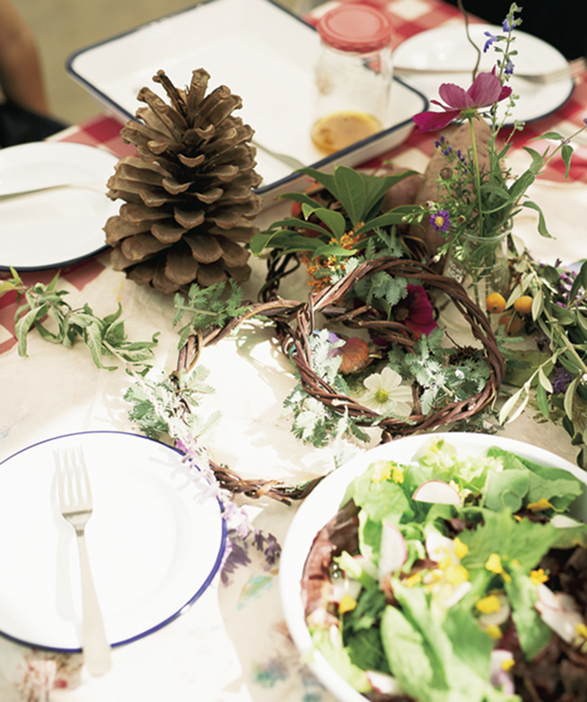 花やリースで飾られた食卓。サラダにも色とりどりのエディブルフラワーをあしらった。
