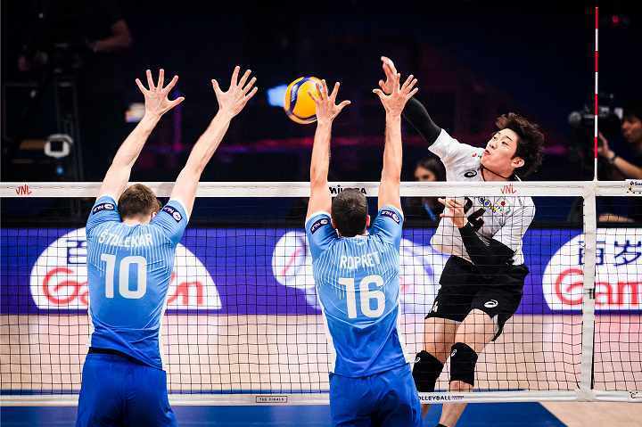 日本がスロベニアに３-０のストレートで勝利を収め決勝進出を決めた。(C) Volleyball World