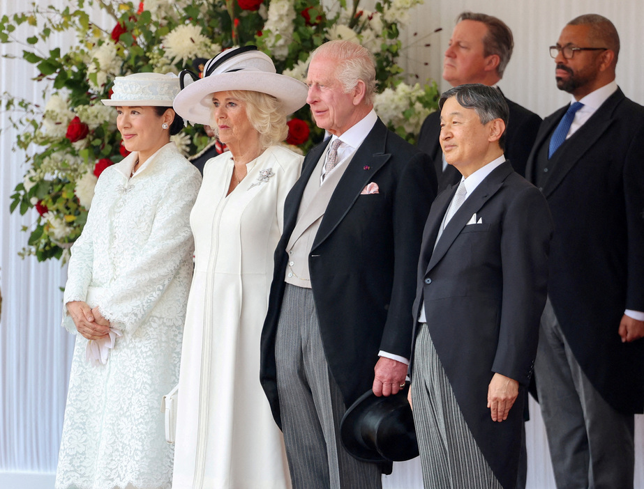 国賓として英国を訪問中の天皇、皇后両陛下は２５日、チャールズ英国王とカミラ王妃の出迎えを受け、ロンドンで行われた歓迎式典に臨まれた。（２０２４年　ロイター/Chris Jackson）