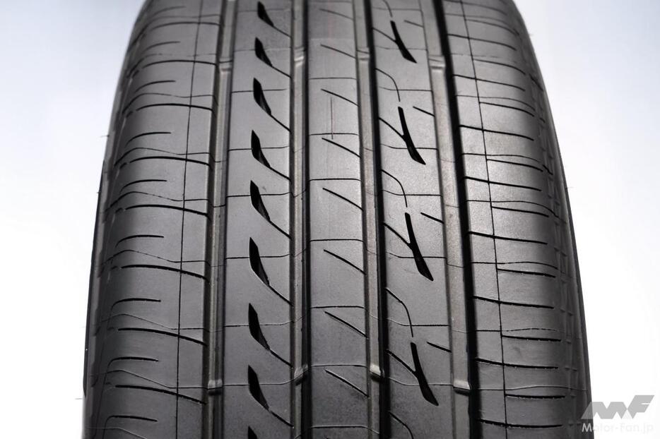 BRIDGESTONE『REGNO GR-XIII（価格：2万6730円～11万3960円/税込）』は、195/65R15～275/30R20まで全53サイズを用意。国産車や輸入車、ハイブリッドやEVなど、幅広いジャンルのクルマに対応する。