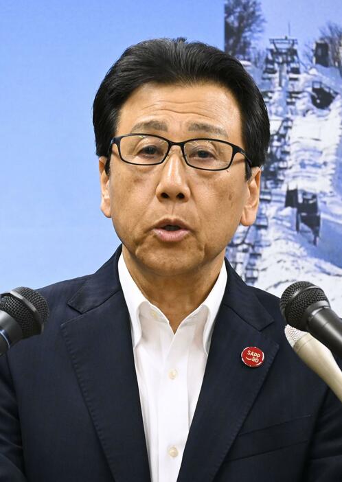 記者会見する札幌市の秋元克広市長＝20日午後、札幌市役所