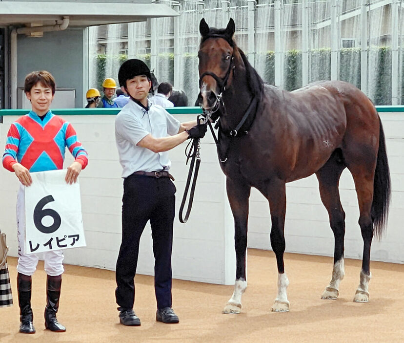 小倉１Ｒ・２歳未勝利を制したレイピアと松山騎手（左端、カメラ・戸田和彦）